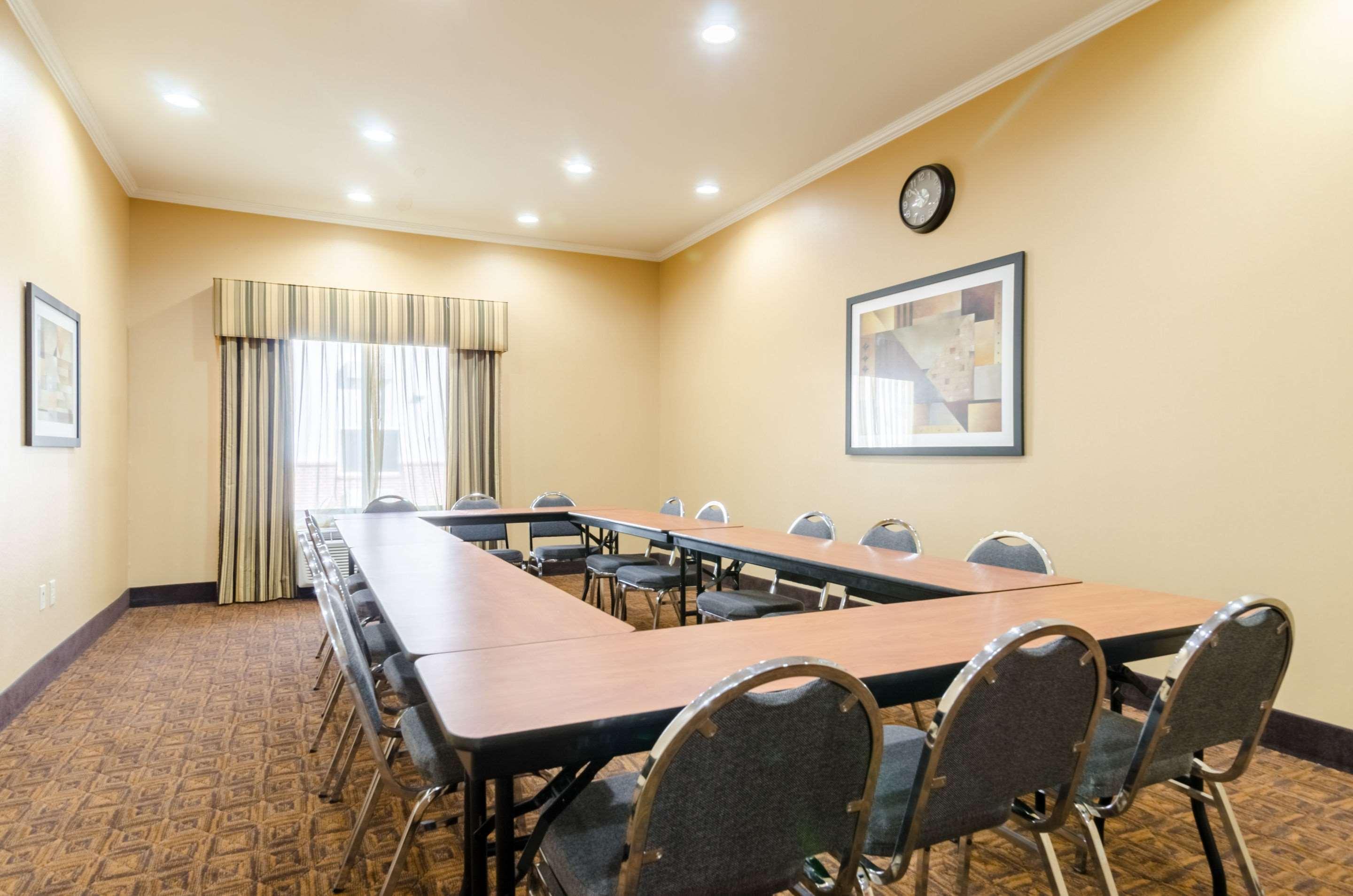 Comfort Suites Salina South Kültér fotó
