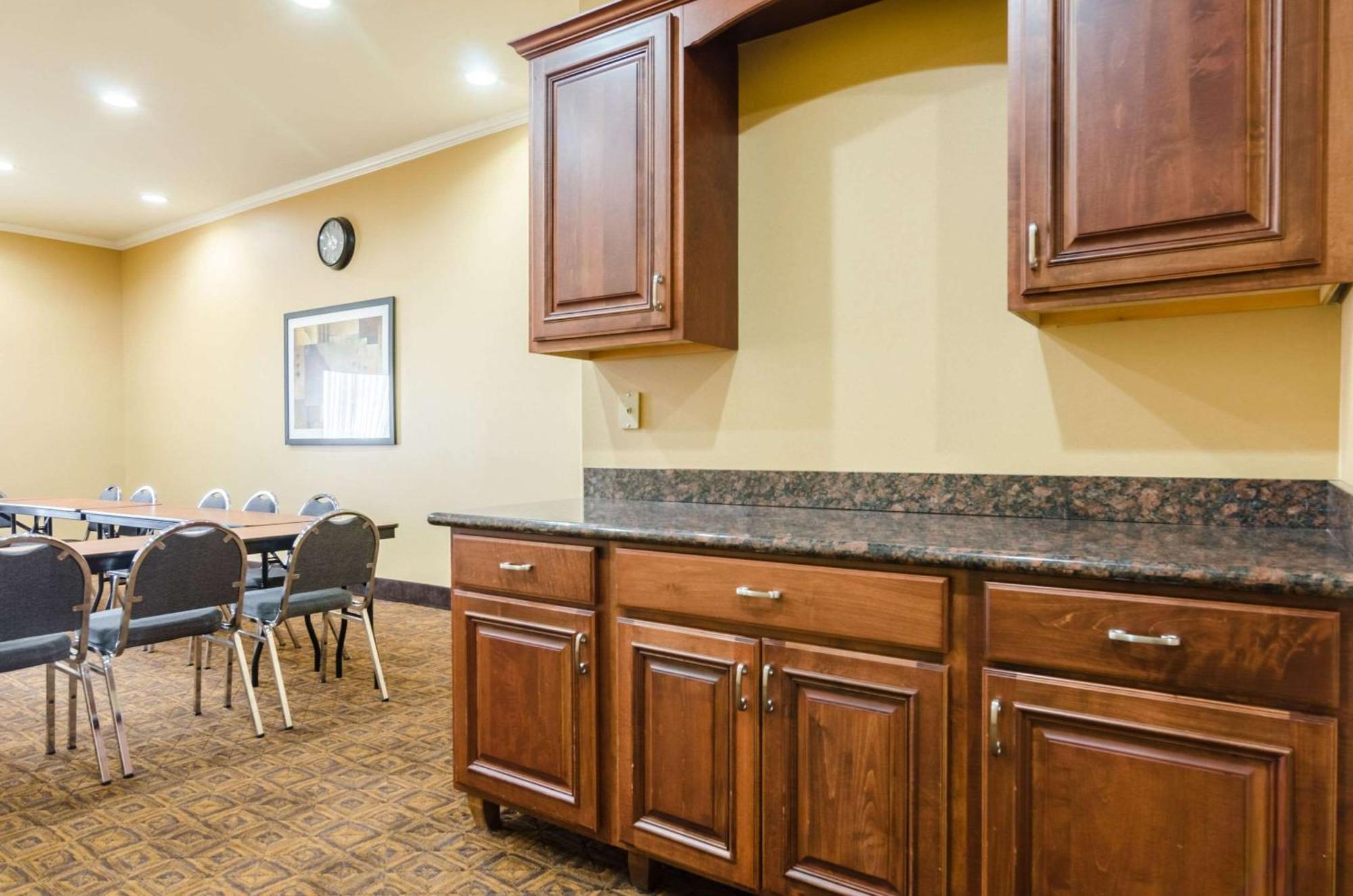Comfort Suites Salina South Kültér fotó