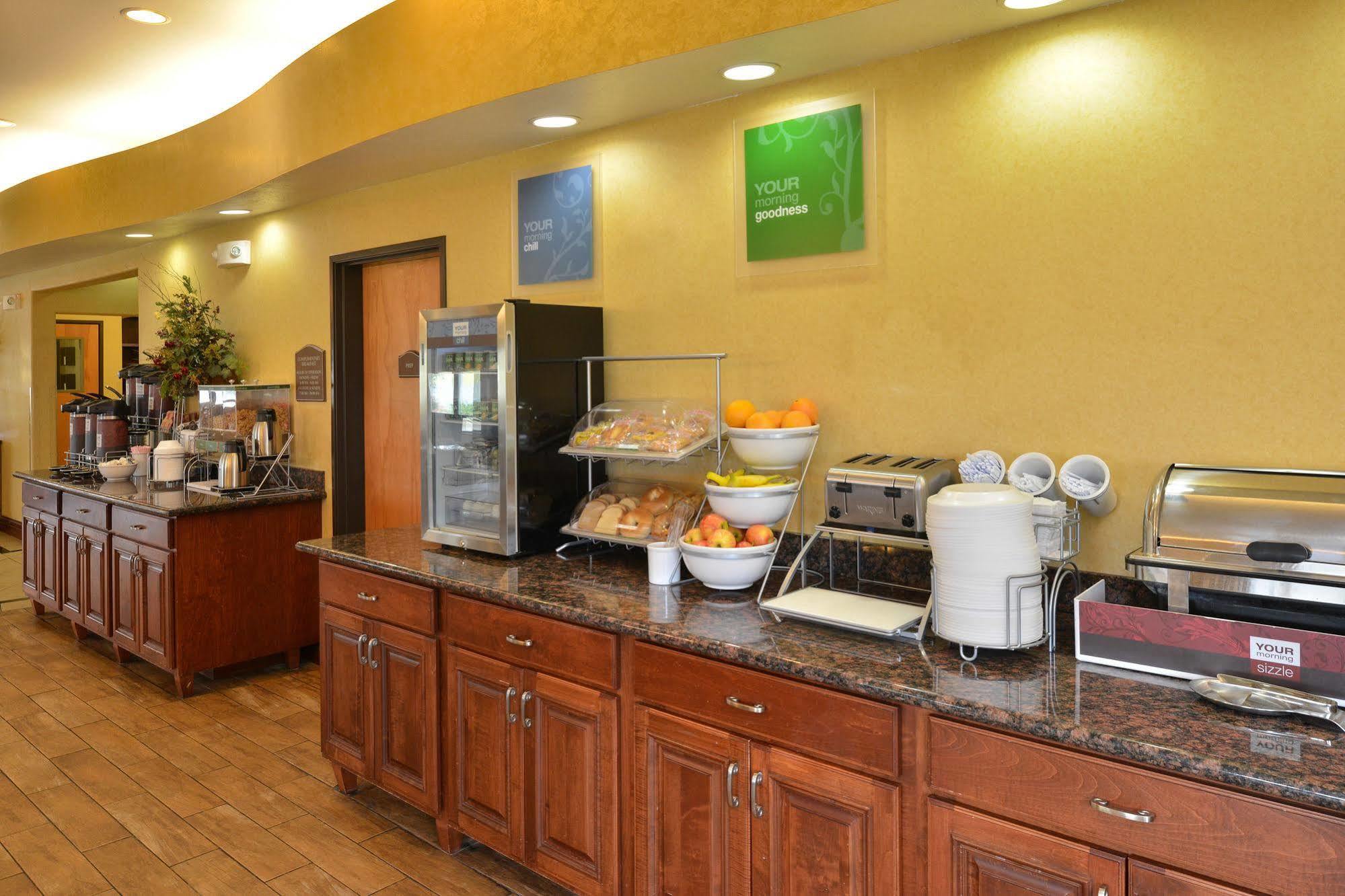 Comfort Suites Salina South Kültér fotó