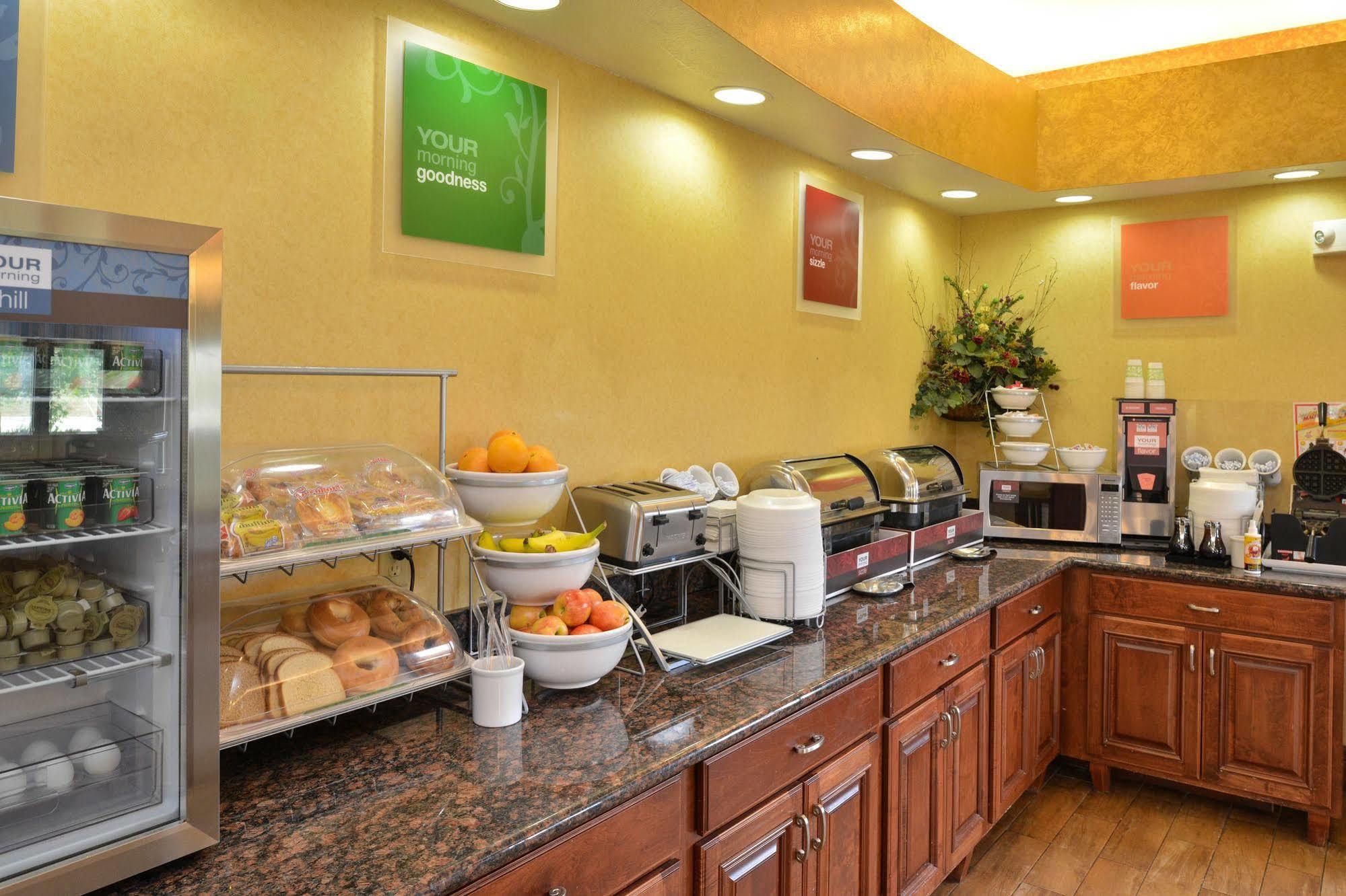 Comfort Suites Salina South Kültér fotó